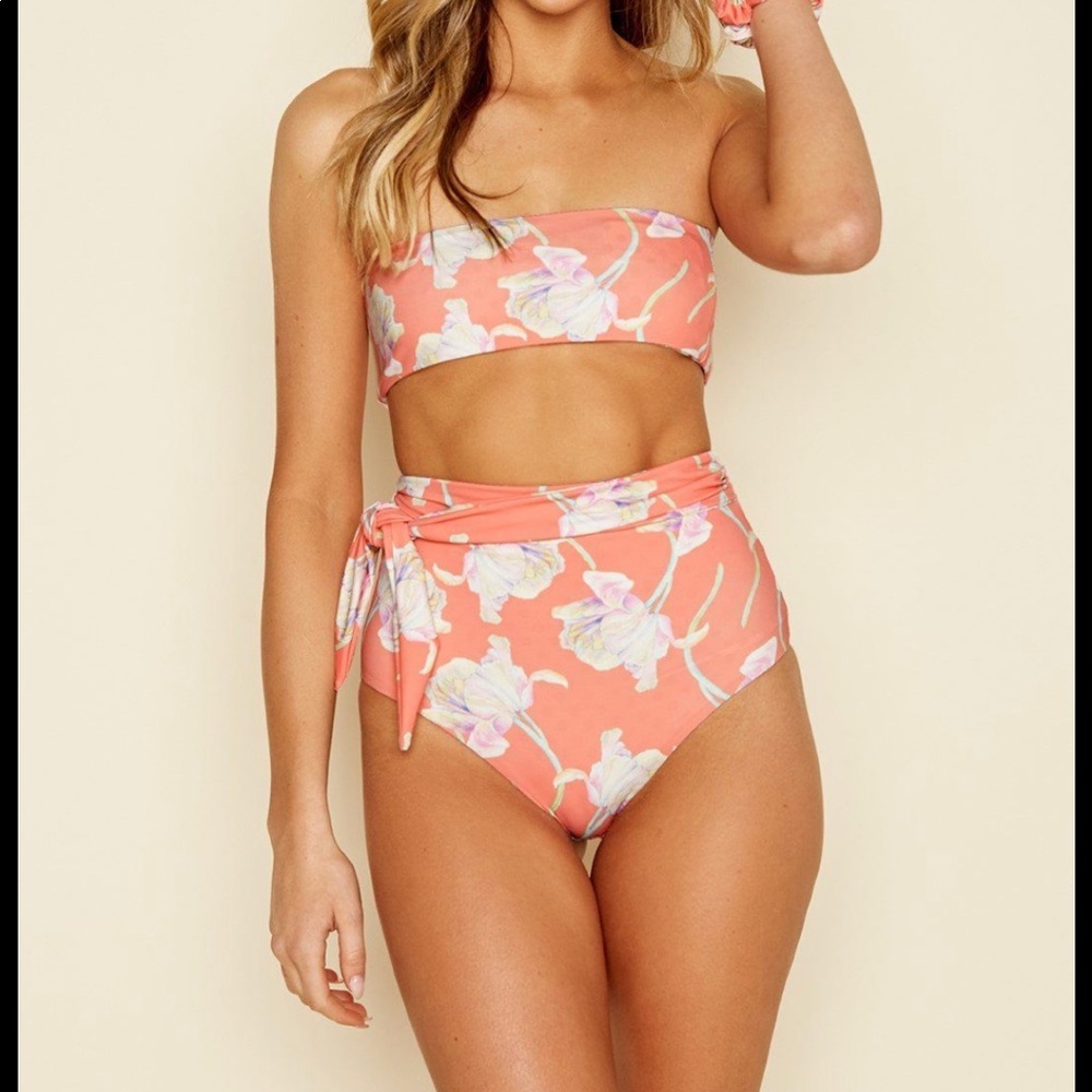 Gorgeous Dippin Daisy’s Tulips bikini 👙